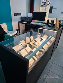 bancone a L con vetrina illuminata