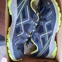 Scarpe da trekking redatta nuove