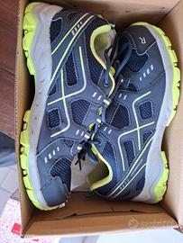 Scarpe da trekking redatta nuove