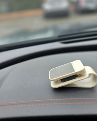 Clip porta occhiali per aletta parasole auto