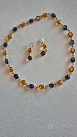 collana e orecchini blu giallo
