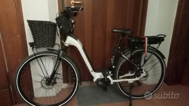 Bici elettrica Armony Jesolo da donna con cestino.