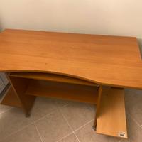 Scrivania con tastiera estraibile