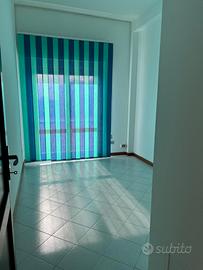 Ufficio diviso in stanze con posto auto