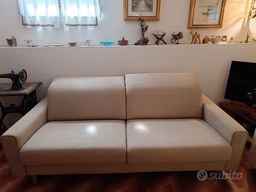Divano sfoderabile e poggiatesta recrinabili 