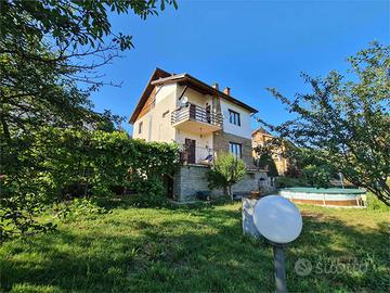 Casa indipendente con giardino e piscina