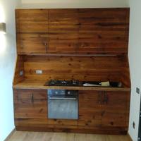 cucina in legno vecchio con pensili maniglie chiod
