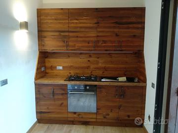 cucina in legno vecchio con pensili maniglie chiod