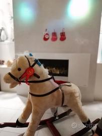 cavallo a dondolo che nitrisce