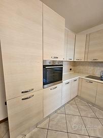 Cucina angolare con elettrodomestici