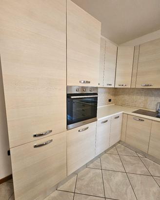 Cucina angolare con elettrodomestici