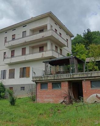Immobile in asta di 3340 m² con box auto a Perugia