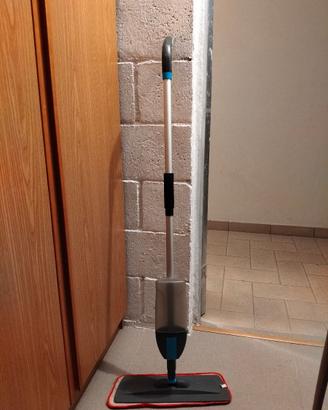 scopa lavapavimenti con serbatoio spray