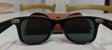 Occhiali da sole Ray Ban.
