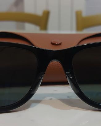 Occhiali da sole Ray Ban.