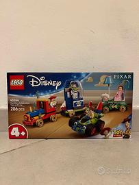 Lego 43264 Disney - Toy Story: Treno e Auto RC cel
