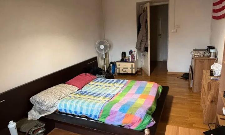 Ampia stanza luminosa con balcone privato