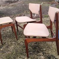 coppia di sedie con un poggiapiedi design nordico 