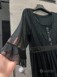 Elegante Abito Nero con Dettagli Gioiello e Traspa