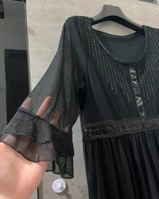 Elegante Abito Nero con Dettagli Gioiello e Traspa