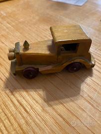 modellino artigianale di auto d'epoca in legno