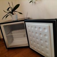 Piccolo congelatore nero molto efficiente