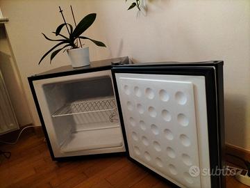 Piccolo congelatore nero molto efficiente