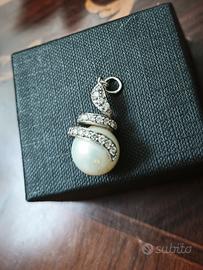 Charm in argento con perla e zirconi