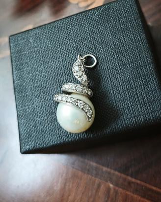 Charm in argento con perla e zirconi