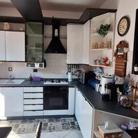 cucina con elettrodomestici 