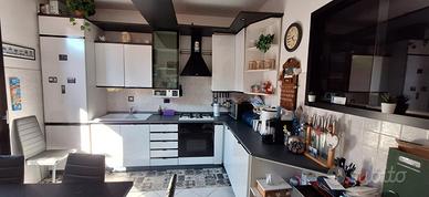 cucina con elettrodomestici 