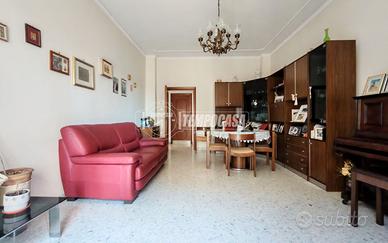 AMPIO TRILOCALE IN STABILE CON ASCENSORE. ZONA CEN