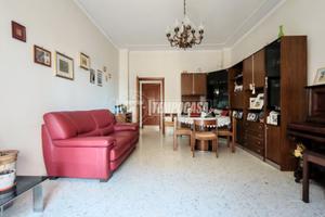 AMPIO TRILOCALE IN STABILE CON ASCENSORE. ZONA CEN