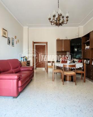 AMPIO TRILOCALE IN STABILE CON ASCENSORE. ZONA CEN