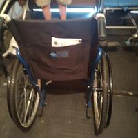 sedia a rotelle pieghevole 