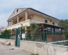 Villa su 2 livelli, presso Clinica Pineta Grande