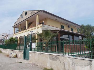 Villa su 2 livelli, presso Clinica Pineta Grande