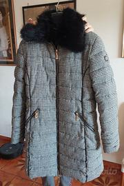 Cappotto imbottito con collo di pelliccia