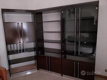 parete attrezzata con tavolo e armadietto abinato