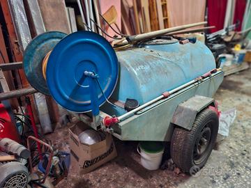 Carrello rimorchio con serbatoio 