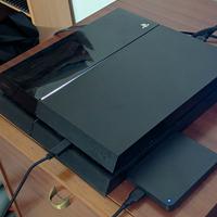 Sony PlayStation 4 500GB Console - Jet Black con a