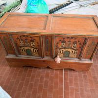 Credenza in legno dipinta a mano