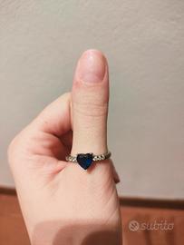 anello con pietra blu