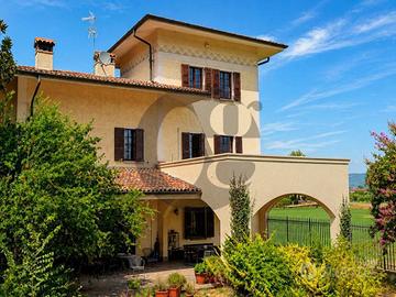 Villa di 850 m² con più di 5 locali e box auto a C