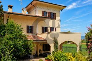 Villa di 850 m² con più di 5 locali e box auto a C