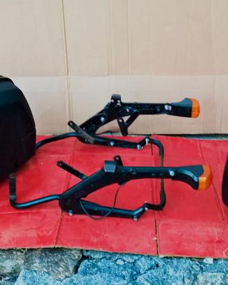 Valige GiVi per moto, complete di attacchi