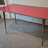 Tavolo in formica con piano rosso pompeiano