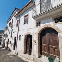 Fabbricato su 2 livelli con corte, ARREDATO