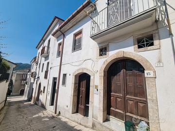 Fabbricato su 2 livelli con corte, ARREDATO