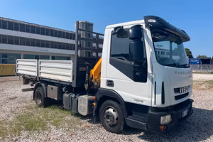 AUTOCARRO IVECO CON GRU E RIBALTRABILE